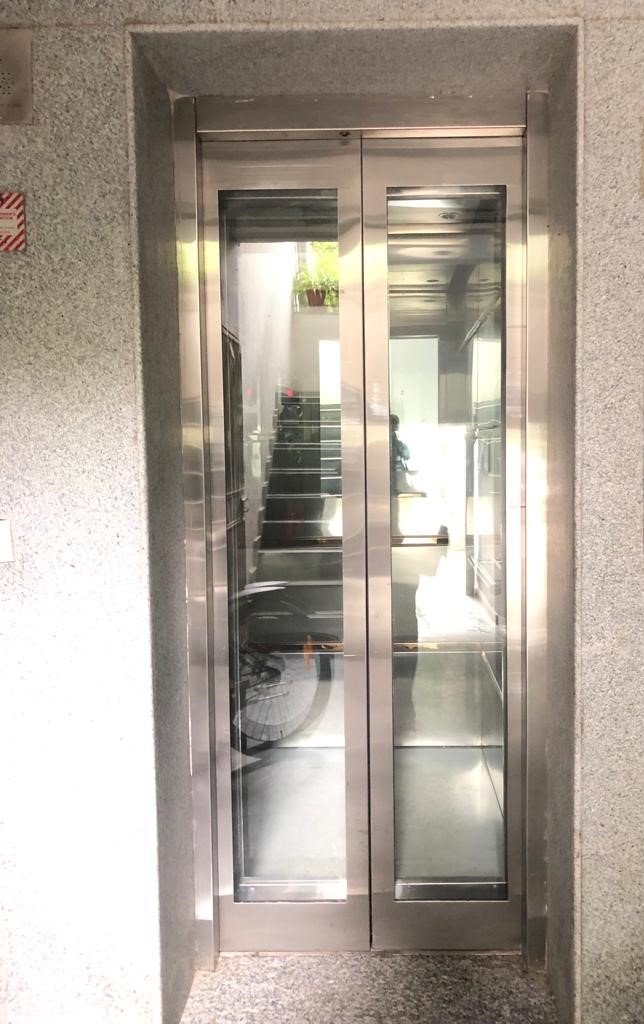Framed Panoramic Glass Landing Entrance